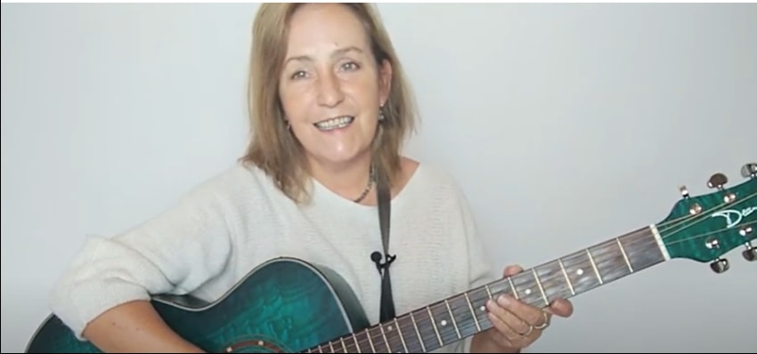 Petra Frankl mit Gitarre